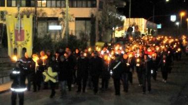 La fiaccolata per ricordare Andrea Giacomelli e in basso il sindaco Favini con la famiglia del consigliere ucciso