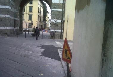 L’asfalto al posto delle pietre del selciato in via S. Croce