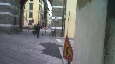 L’asfalto al posto delle pietre del selciato in via S. Croce