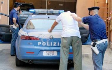 Un’immagine di un agente di polizia mentre effettua una perquisizione