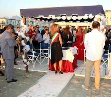 <b>MATRIMONIO</b> Una cerimonia sulla spiaggia e in alto una veduta di Cala Violina     