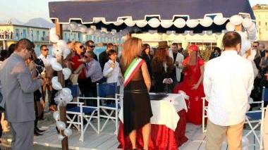 <b>MATRIMONIO</b> Una cerimonia sulla spiaggia e in alto una veduta di Cala Violina