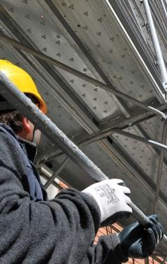 Operaio al lavoro in un cantiere edile 