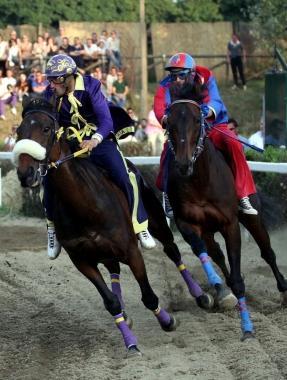Un momento del Palio 2011 nella Buca di Fucecchio