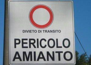 <b>PERICOLO.</b> Un cartello segnala quello legato allamianto 
