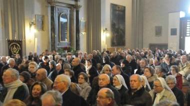 La chiesa di San Marco stracolma di persone accorse per dare per l’ultimo saluto a Maria Eletta; al centro la benedizione della bara e a destra alcuni dei gonfaloni delle associazioni di volontariato di tutta Italia presenti alle esequie (Vip)