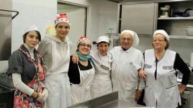 I volontari alla mensa dei poveri di Marina