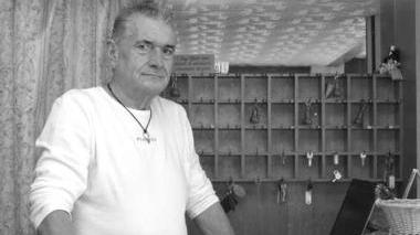 Enzo Badiani dietro il bancone del suo hotel, a Marina di Bibbona