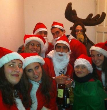 Il gruppo dei giovani travestiti da Babbo Natale 