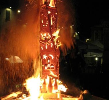 Balli in attesa della mezzanotte, pi&ugrave; a sinistra il forno di carta e argilla bruciato in piazza a Certaldo e la Filarmonica Verdi 