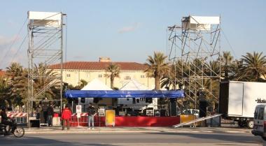 <b>CONTROLLI.</b> Il palco in piazza Mazzini per lo show di San Silvestro 
