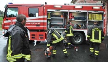 Incendio distrugge 4 furgoni parcheggiati in un capannone