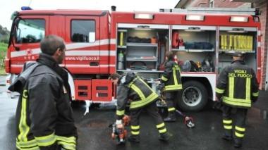 Incendio distrugge 4 furgoni parcheggiati in un capannone