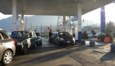 In fila anche 20 minuti per fare il pieno low-cost