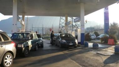 In fila anche 20 minuti per fare il pieno low-cost