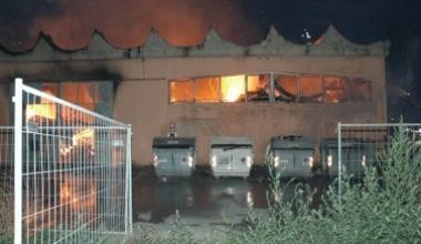 Incendio distrugge capannoni per il rimessaggio di mobili
