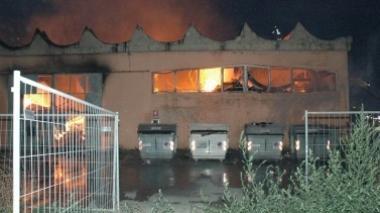 Incendio distrugge capannoni per il rimessaggio di mobili