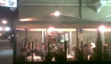 Minacciato e rapinato all'alba