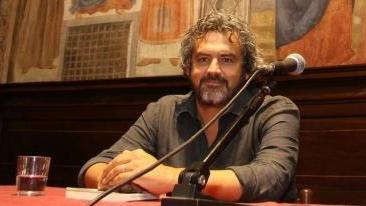 Lo scrittore Edoardo Nesi durante un incontro a Prato: il vincitore del Premio Strega è stato eletto come “Toscano dell’anno” per il 2011