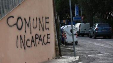Scritta contro il Comune