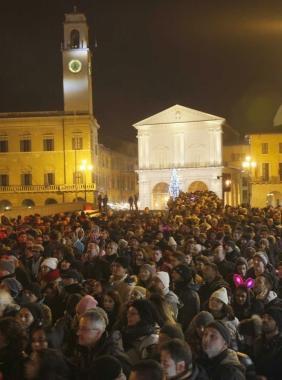 A destra, la folla sul ponte di Mezzo per il concerto Nelle foto piccole, Alex Britti, la Banda Osiris e il brindisi del sindaco Filippeschi in piazza  