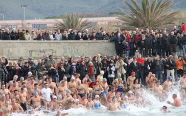 Bagnanti in mare ieri alla Rotonda      