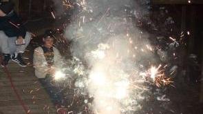 Ragazzi che festeggiano l’arrivo del nuovo anno con i petardi