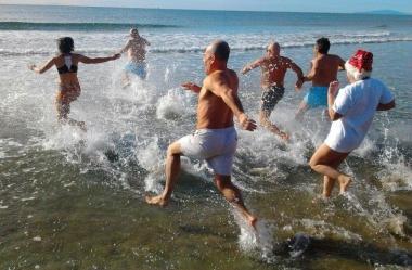 Dieci audaci a Castiglione sfidano il freddo per il "battesimo" in mare