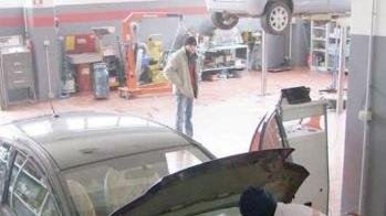 Al lavoro in una carrozzeria