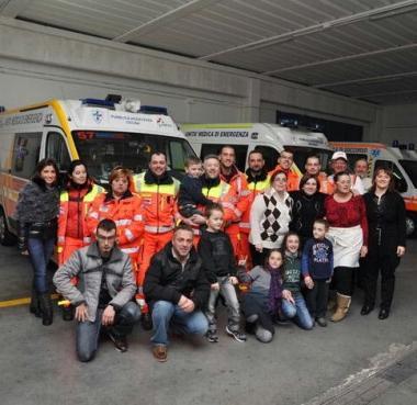 In alto a destra un momento della festa in piazza A lato Roberto Giannoni tra la folla Sotto i volontari della Pubblica assistenza di Cecina 