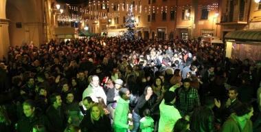Piazza Cavour a Portoferraio gremita durante i festeggiamenti dellultimo dellanno 