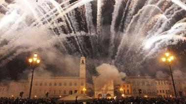Fuochi e musica in piazza in migliaia per la festa Cantieri, brindisi e presidio