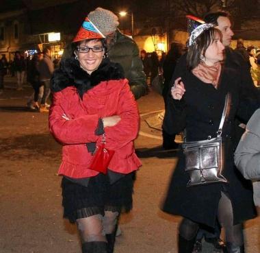 In piazza Betti si sono date appuntamento centinaia di persone: sono stati soprattutto i giovani a scegliere il veglione di San Silvestro sotto le stelle 