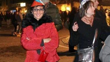 In piazza Betti si sono date appuntamento centinaia di persone: sono stati soprattutto i giovani a scegliere il veglione di San Silvestro sotto le stelle