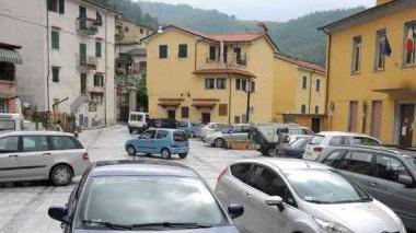 Colonnata: piazza Palestro e il campanile della chiesa