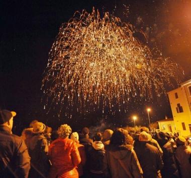 Lo spettacolo dei fuochi dartificio a mezzanotte in piazza Bovio 