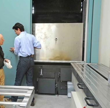 Due immagini del forno crematorio e del tempio che lo contiene 