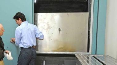 Due immagini del forno crematorio e del tempio che lo contiene