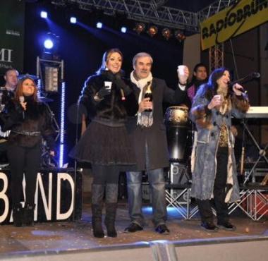 Accanto il pienone in piazza del Popolo a San Miniato; sotto il sindaco Gabbanini che brinda al nuovo anno con Magnanensi e Aureli  