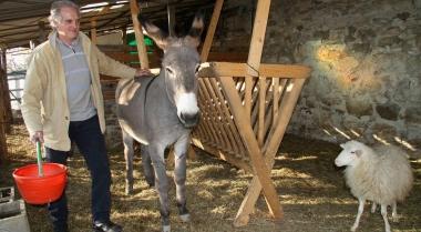 Limprenditore Tissi insieme al montone Nando e allasina Germana 