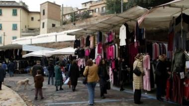 Bimba si perde al mercato, soccorsa dalla polizia municipale
