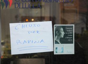 Rapina con trincetto alla Crl Impiegata colta da malore
