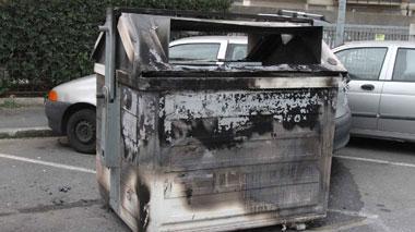 Cassonetti incendiati a fine anno, danni per 10mila euro