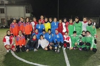 Foto di gruppo per le calciatrici in rosa 