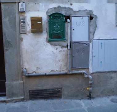 Citofoni e cassette su una facciata 