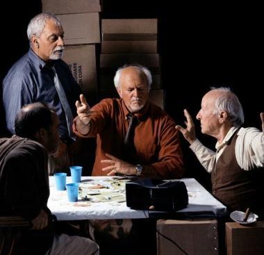 <b>COME DIPINTI </b>La Cena in Emmaus nella riproduzione fotografica di Zanoni con personaggi contemporanei ma la stessa luce del quadro originale 