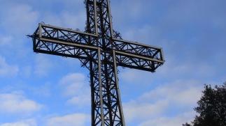 <b>LA CIMA.</b> La grande croce monumentale che domina la sommità del promontorio