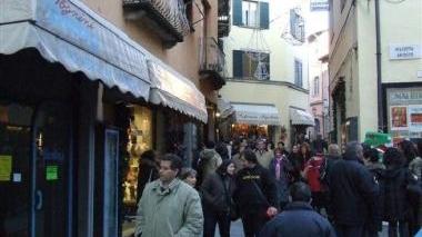 Shopping nei negozi del centro a Castelnuovo Garfagnana