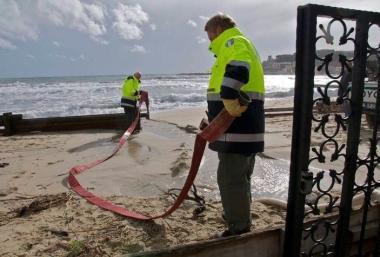 Uomini della protezione civile allopera durante lalluvione 