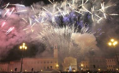 Due immagini della festa e dei fuochi dellultimo dellanno sul lungarno       